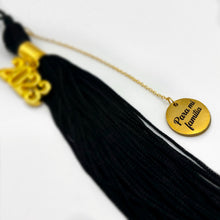 Gold "Para mi familia" Spanish Graduation Cap Engraved Tassel/Car Charm